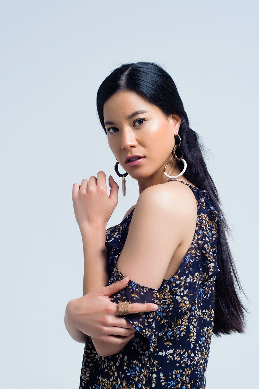 Vestido azul marinho com flores e babados impressos