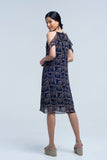 Vestido azul marinho com flores e babados impressos