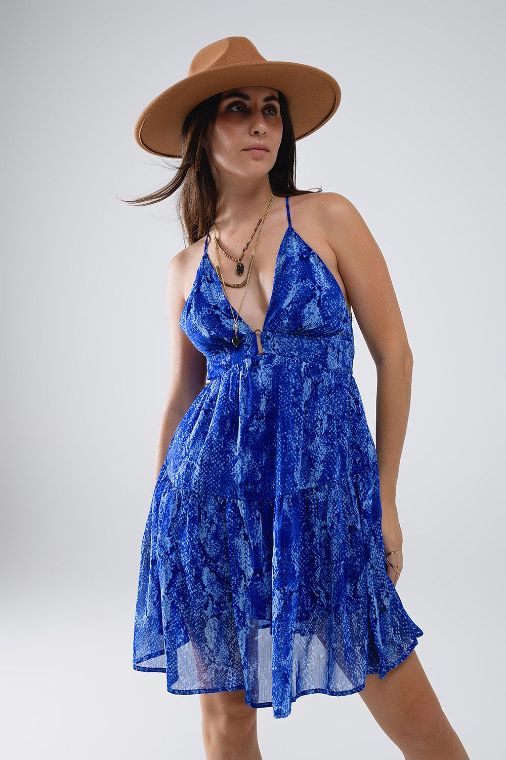 Q2 Vestido BabyDoll com decote haltere e costas abertas em estampado azul cobra
