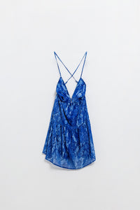 Vestido BabyDoll com decote haltere e costas abertas em estampado azul cobra