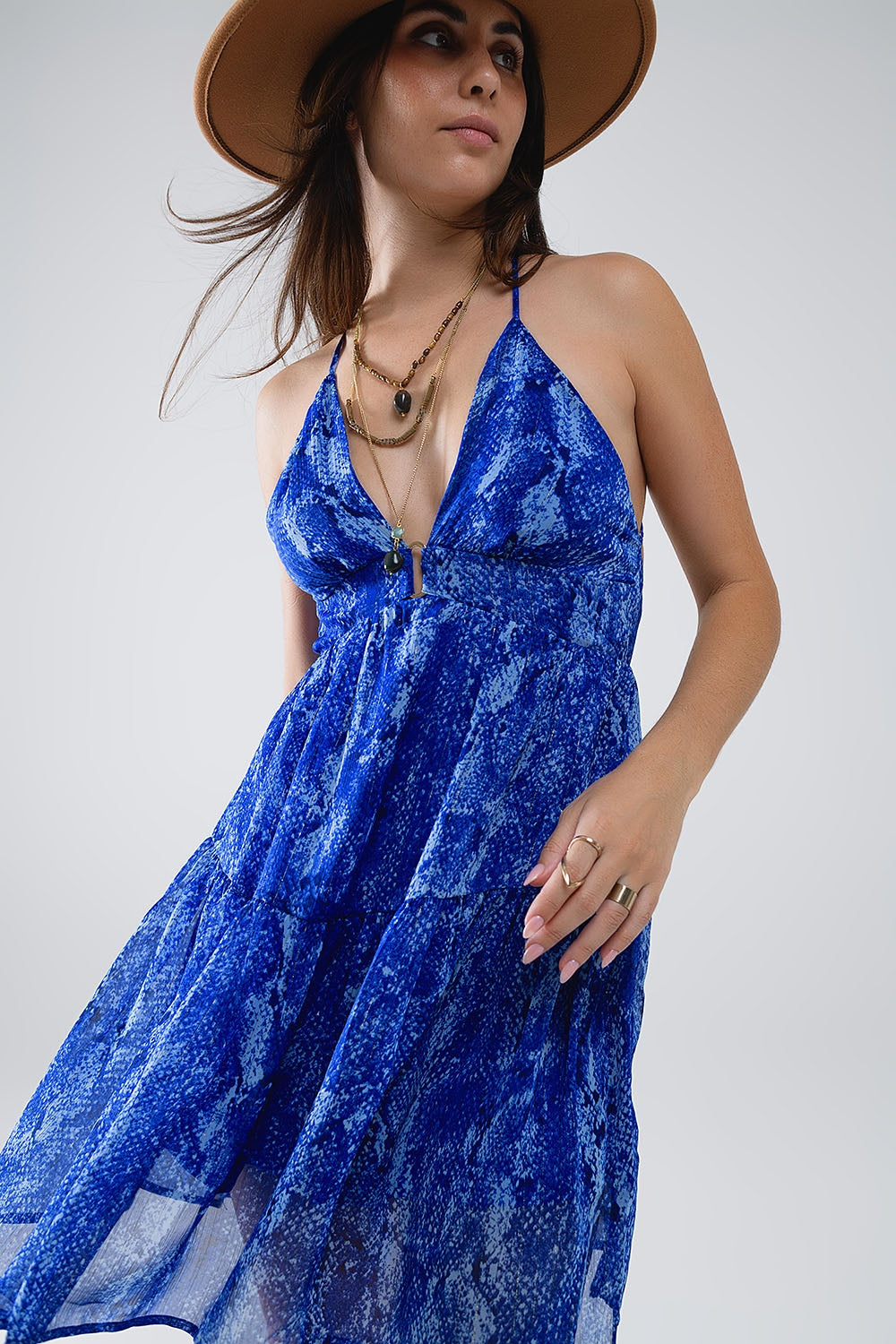 Vestido BabyDoll com decote haltere e costas abertas em estampado azul cobra