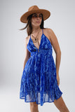 Q2 Vestido BabyDoll com decote haltere e costas abertas em estampado azul cobra