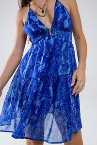 Vestido BabyDoll com decote haltere e costas abertas em estampado azul cobra