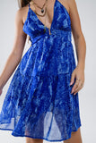 Vestido BabyDoll com decote haltere e costas abertas em estampado azul cobra