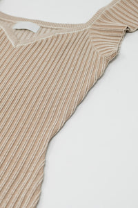 Vestido bege midi justo de malha grossa com mangas curtas