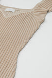 Vestido bege midi justo de malha grossa com mangas curtas