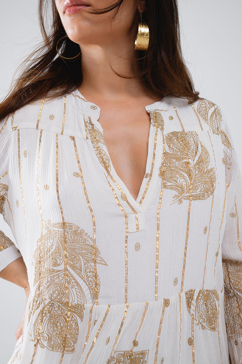 Vestido Boho de manga comprida com estampado de folhas e pormenores de lurex em branco
