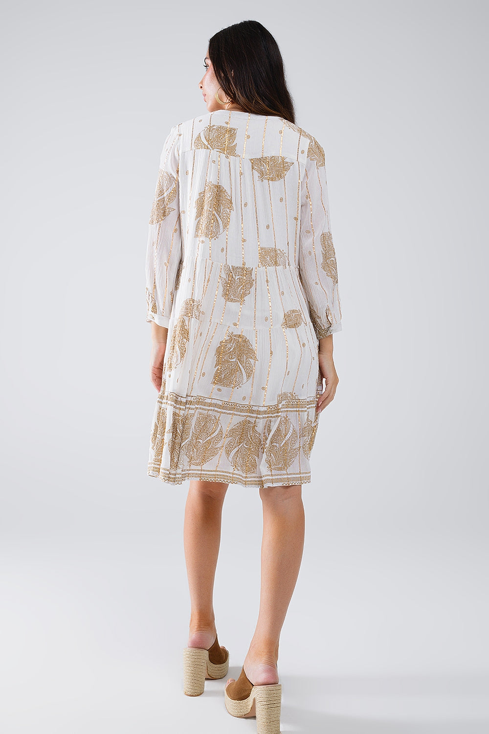 Vestido Boho de manga comprida com estampado de folhas e pormenores de lurex em branco