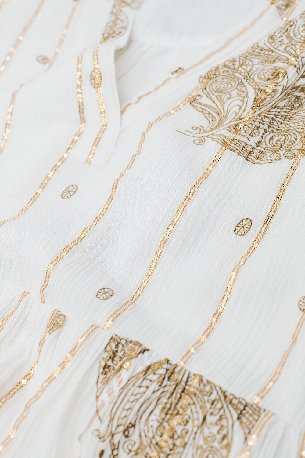 Vestido Boho de manga comprida com estampado de folhas e pormenores de lurex em branco
