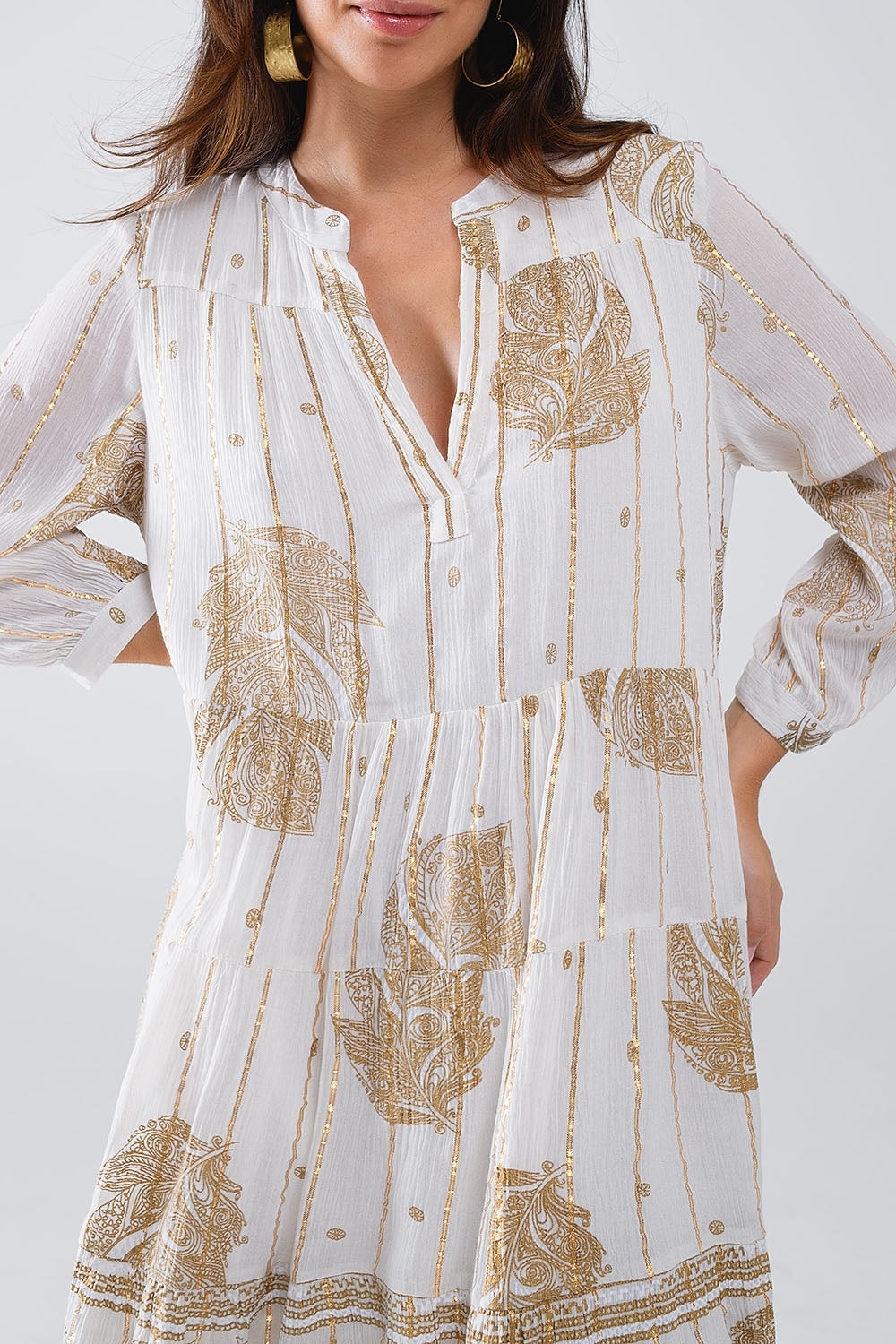 Vestido Boho de manga comprida com estampado de folhas e pormenores de lurex em branco