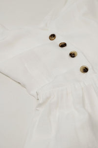 Vestido branco com pormenor de botões
