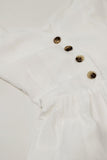 Vestido branco com pormenor de botões