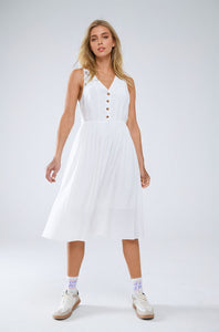 Vestido branco com pormenor de botões