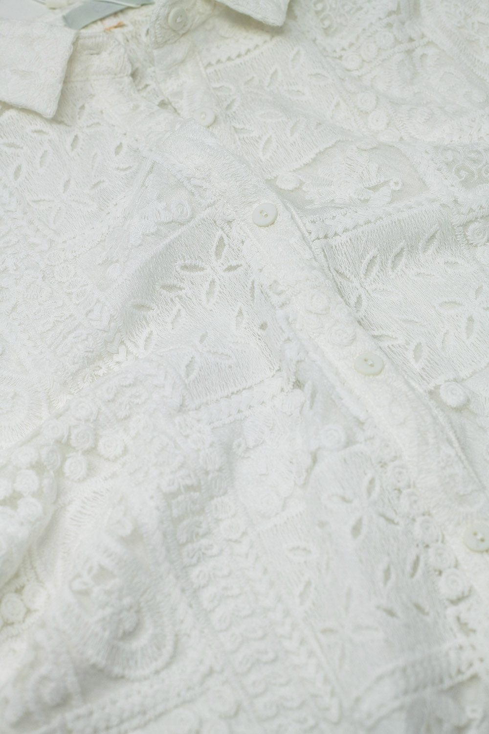 vestido branco de croché com botões