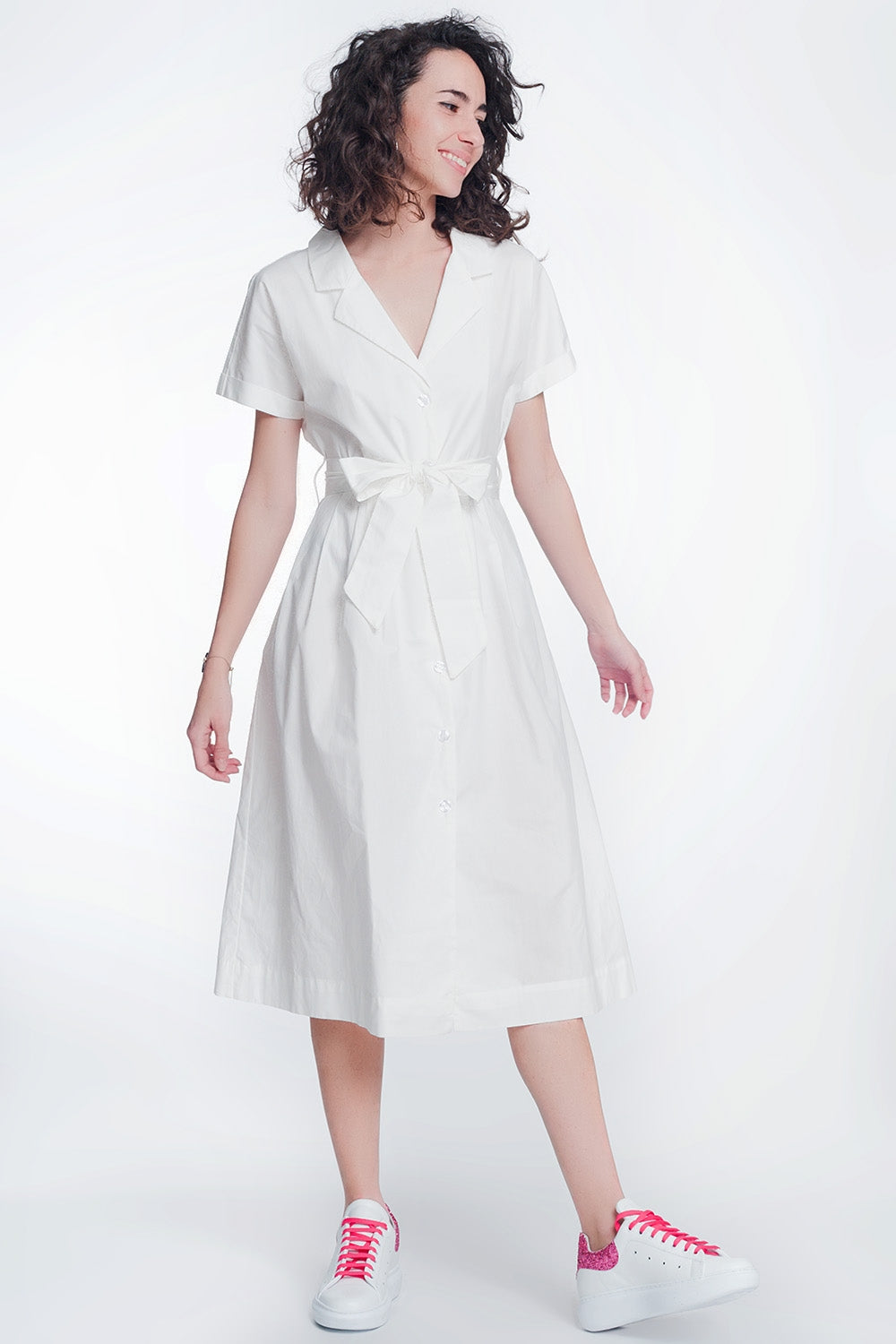 Q2 Vestido branco de popeline com cinto e manga curta