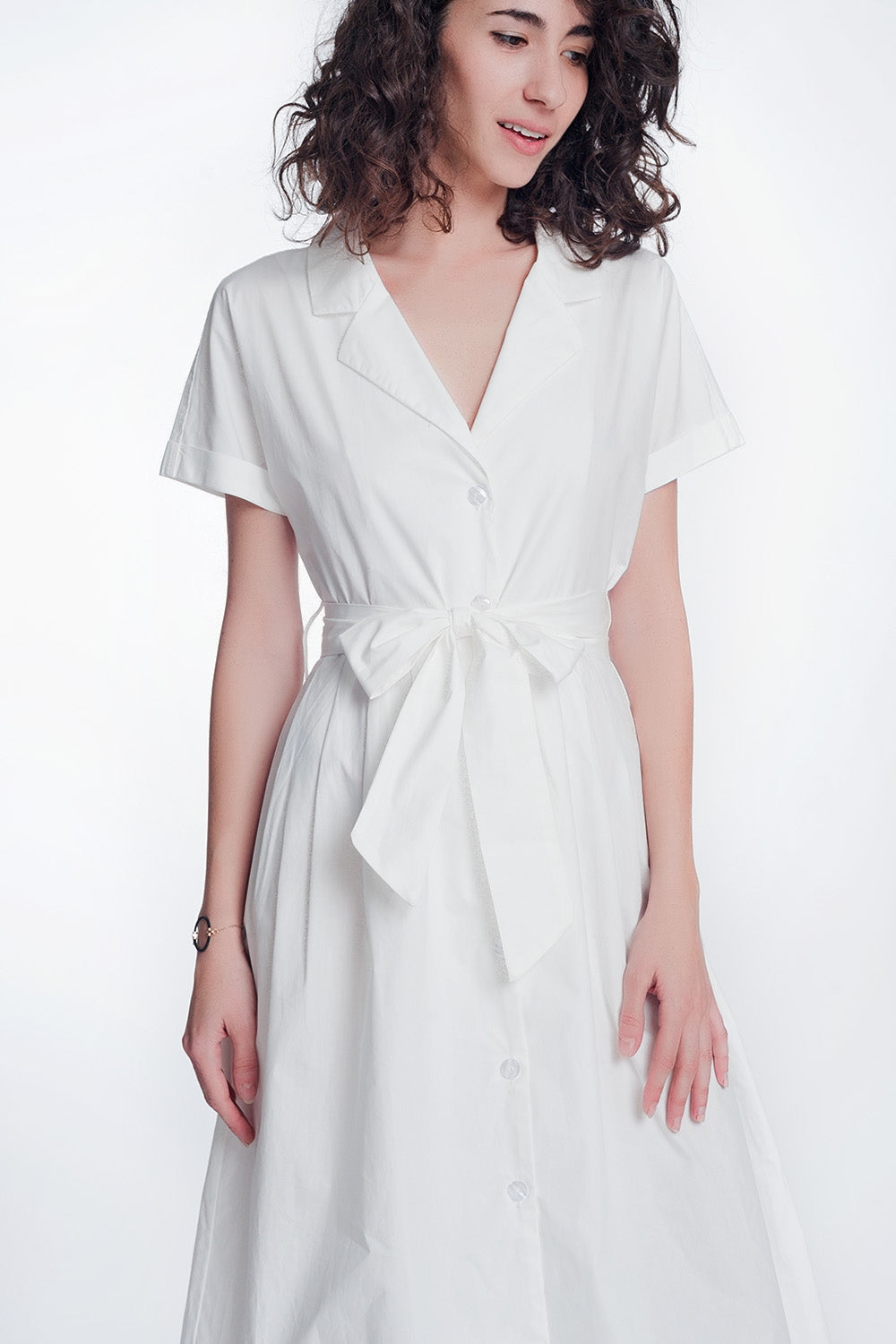Vestido branco de popeline com cinto e manga curta
