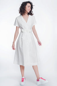 Q2 Vestido branco de popeline com cinto e manga curta
