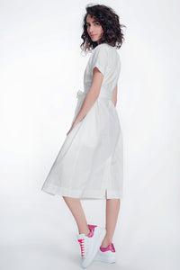 Vestido branco de popeline com cinto e manga curta