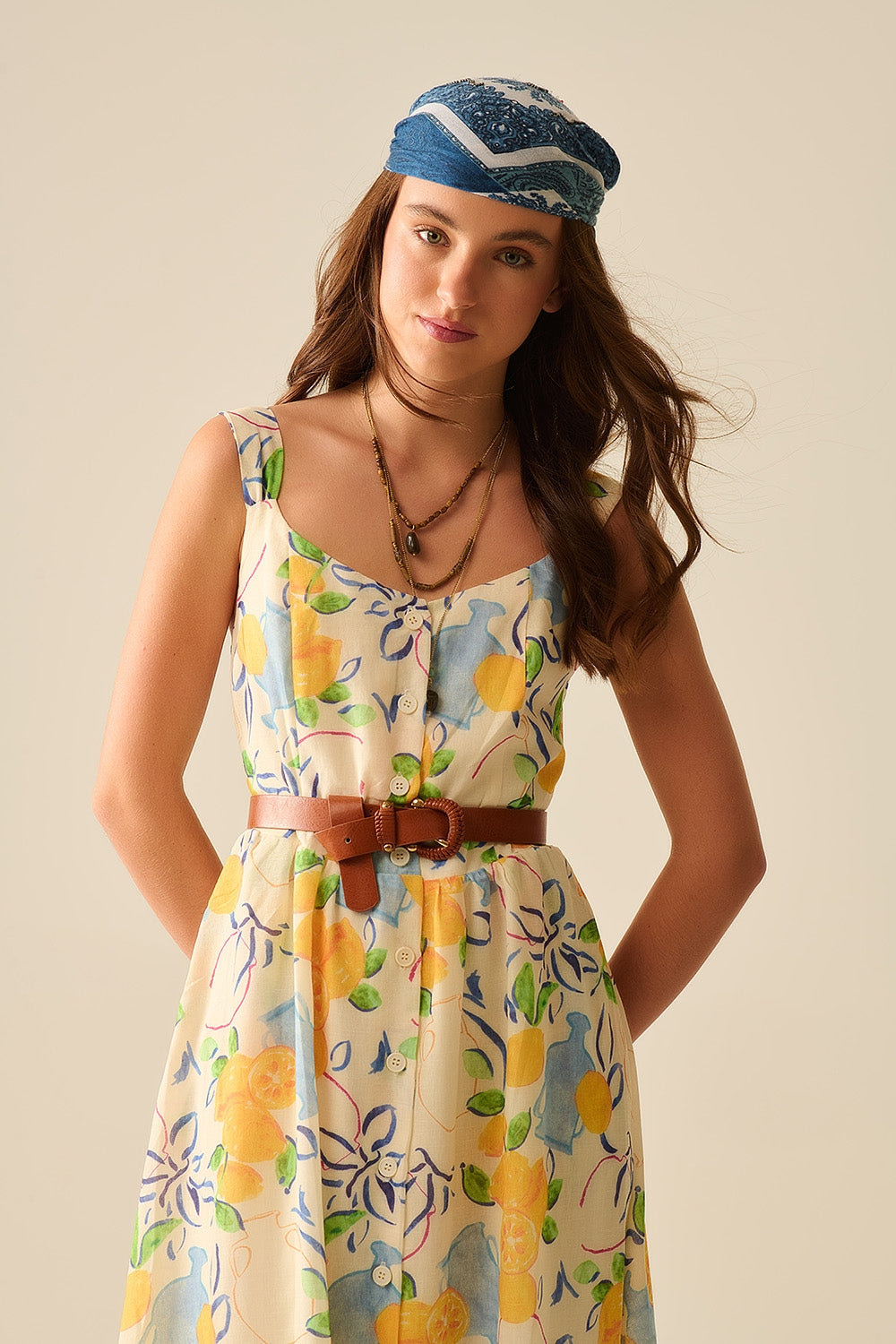 vestido branco longo sem alças com estampa de limão