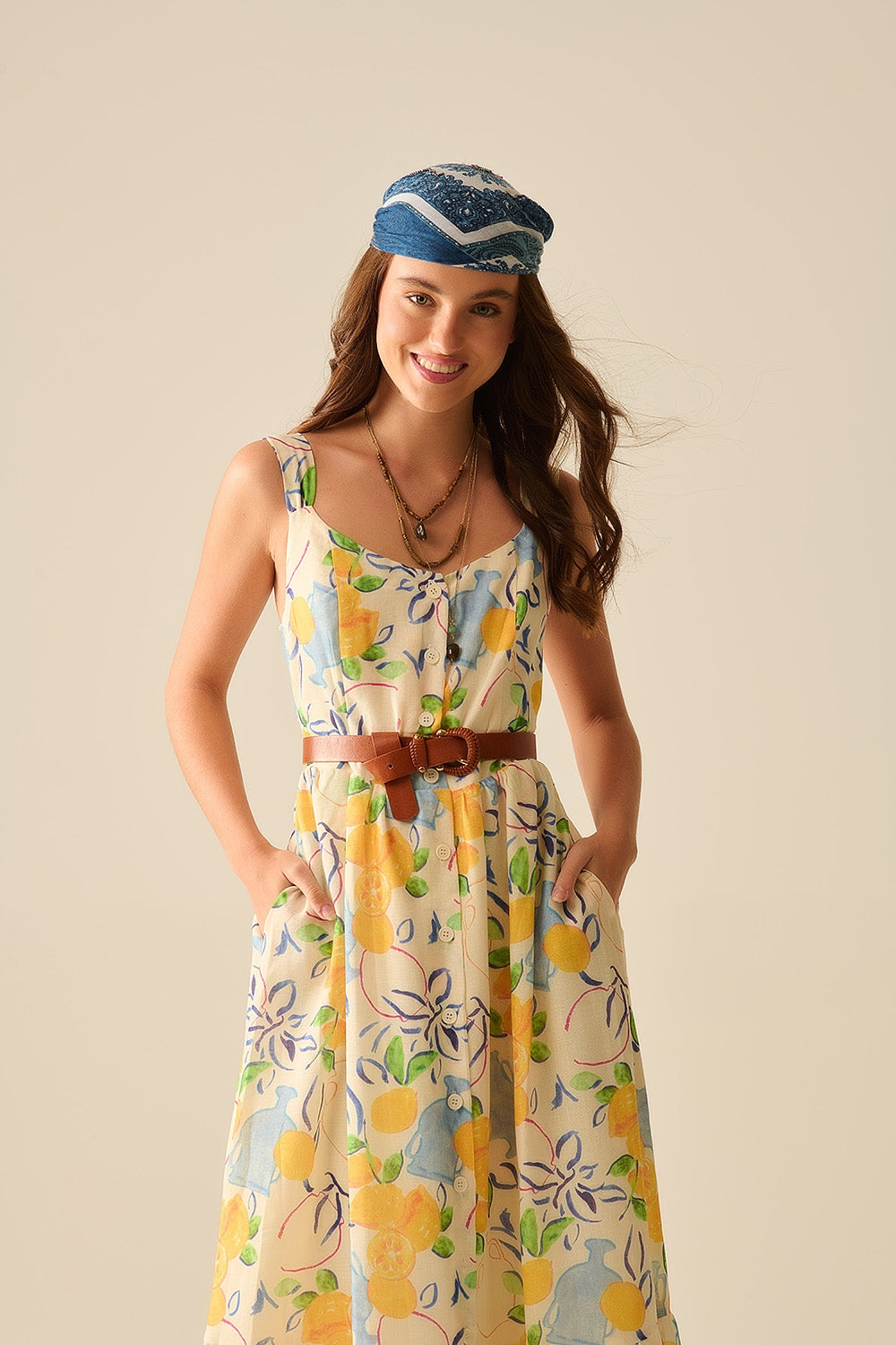 vestido branco longo sem alças com estampa de limão