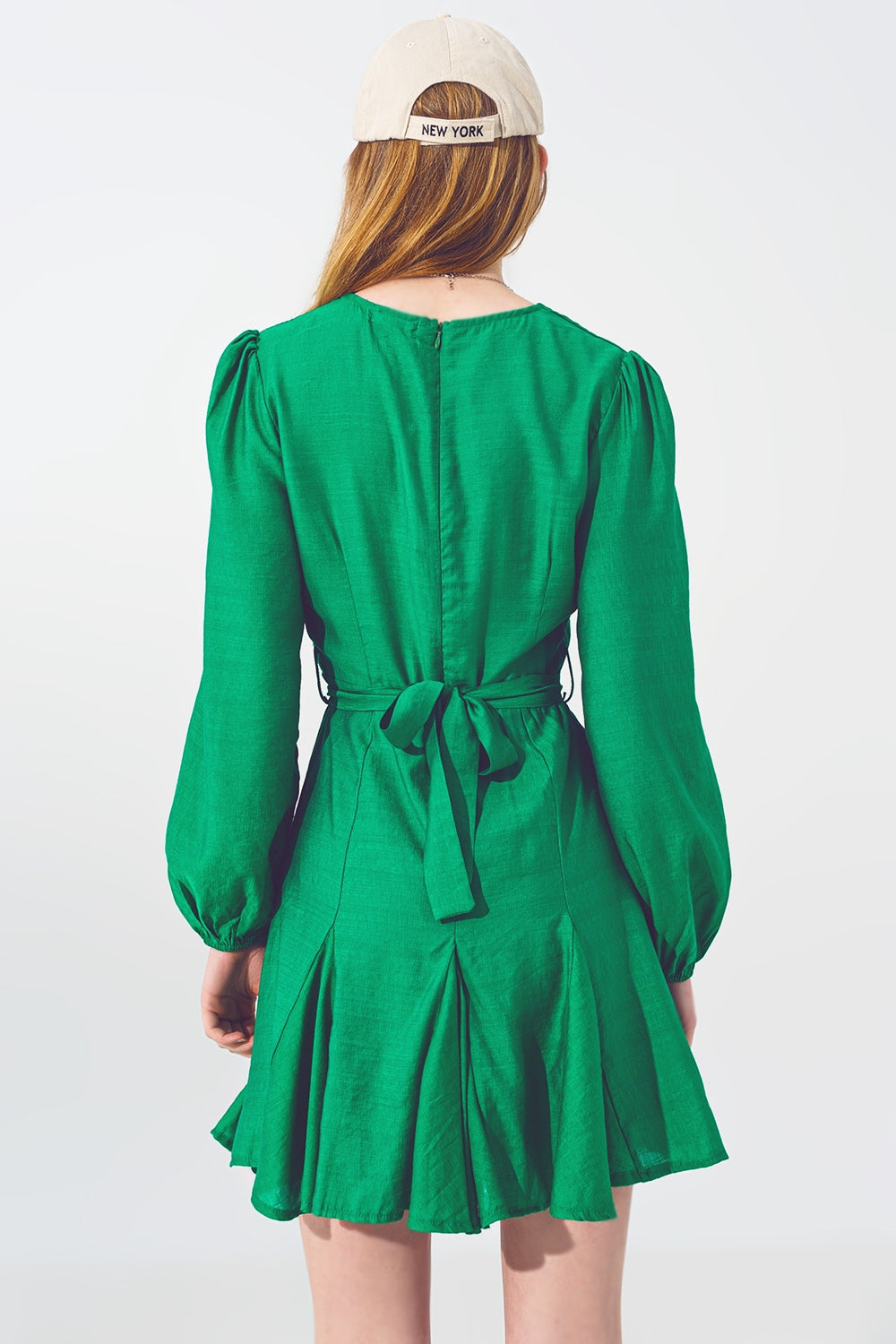 Vestido com babados e decote em V em verde