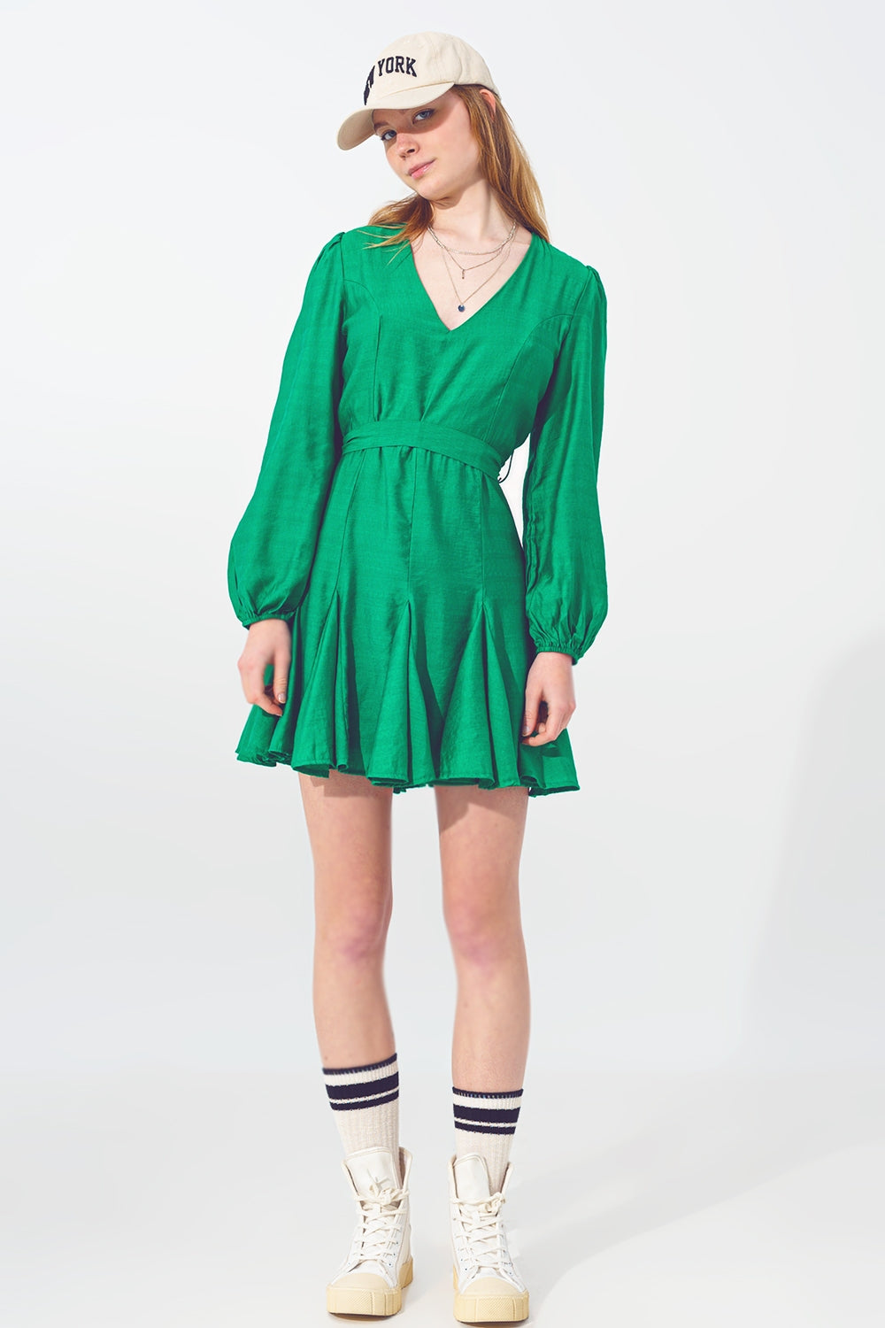 Vestido com babados e decote em V em verde