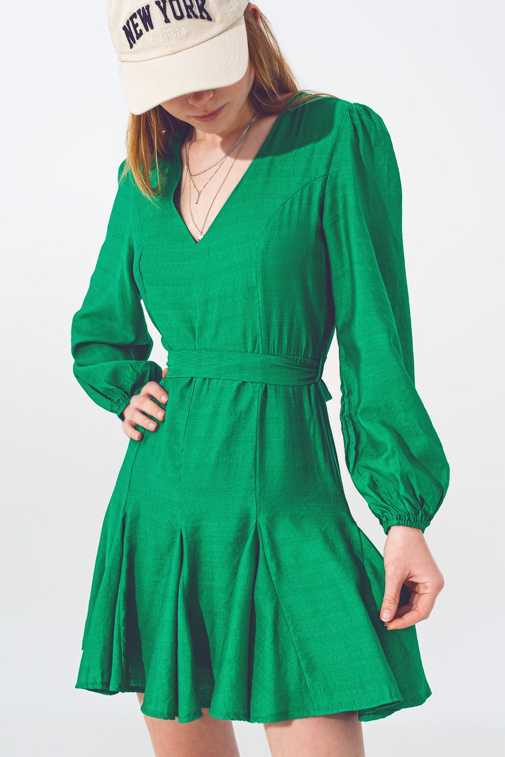 Vestido com babados e decote em V em verde