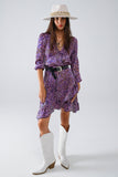 Vestido com estampa animal roxo com saia de babados