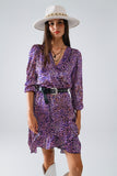 Vestido com estampa animal roxo com saia de babados