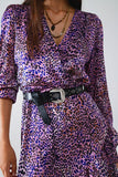 Vestido com estampa animal roxo com saia de babados