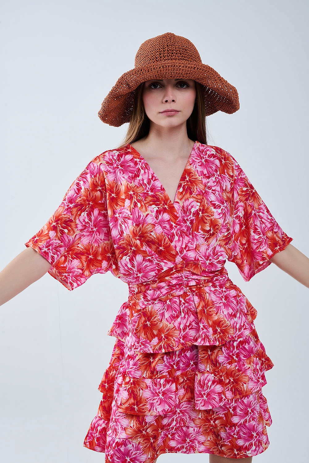 Q2 Vestido com estampado floral em tons de rosa laranja e vermelho