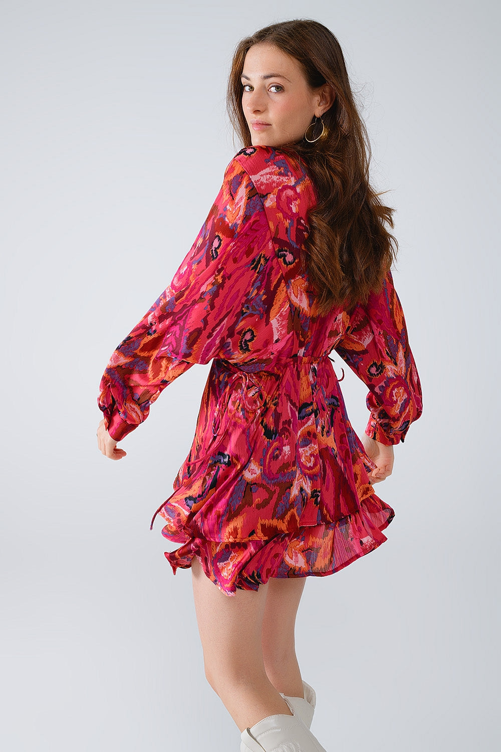 Vestido com rufos em estampado animal multicolorido com mangas compridas