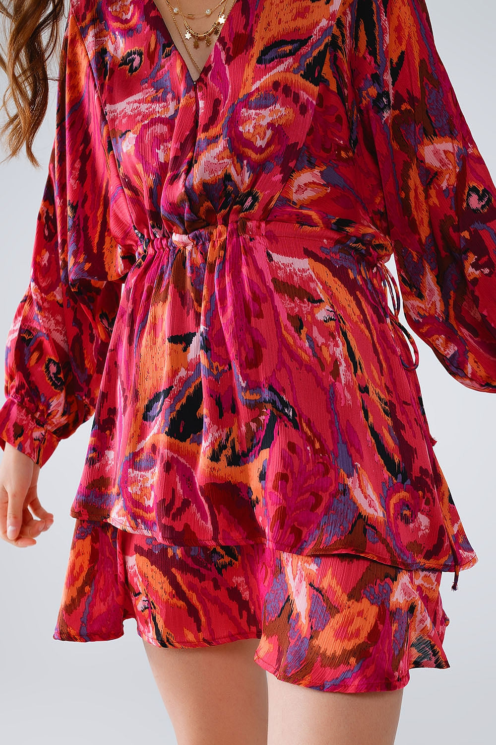 Vestido com rufos em estampado animal multicolorido com mangas compridas