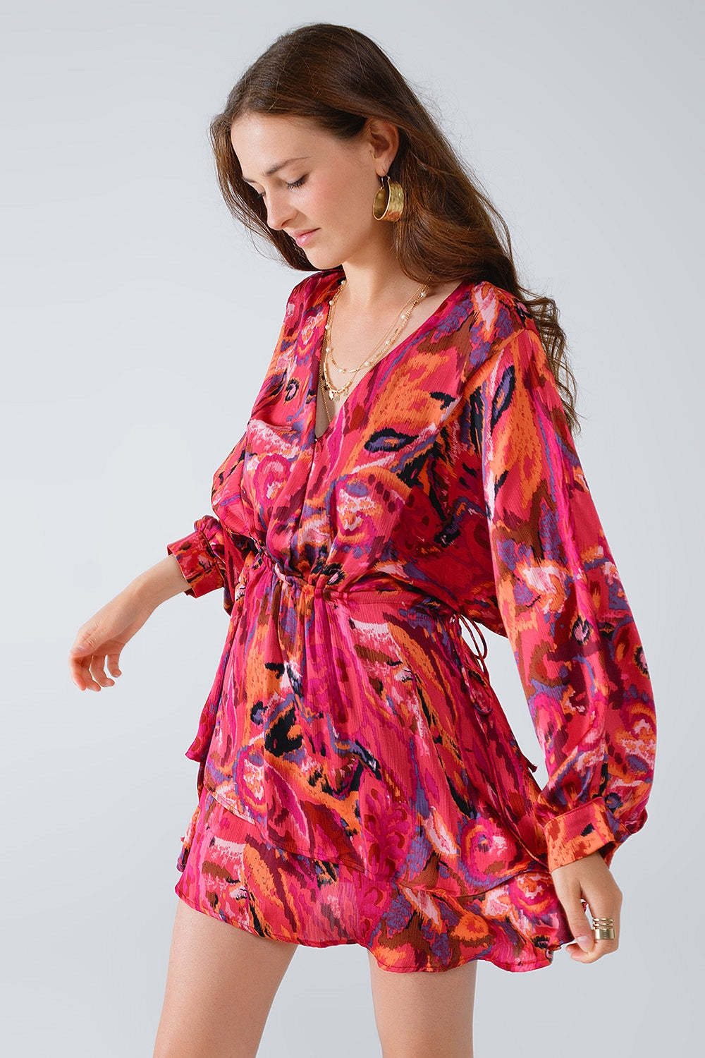 Vestido com rufos em estampado animal multicolorido com mangas compridas