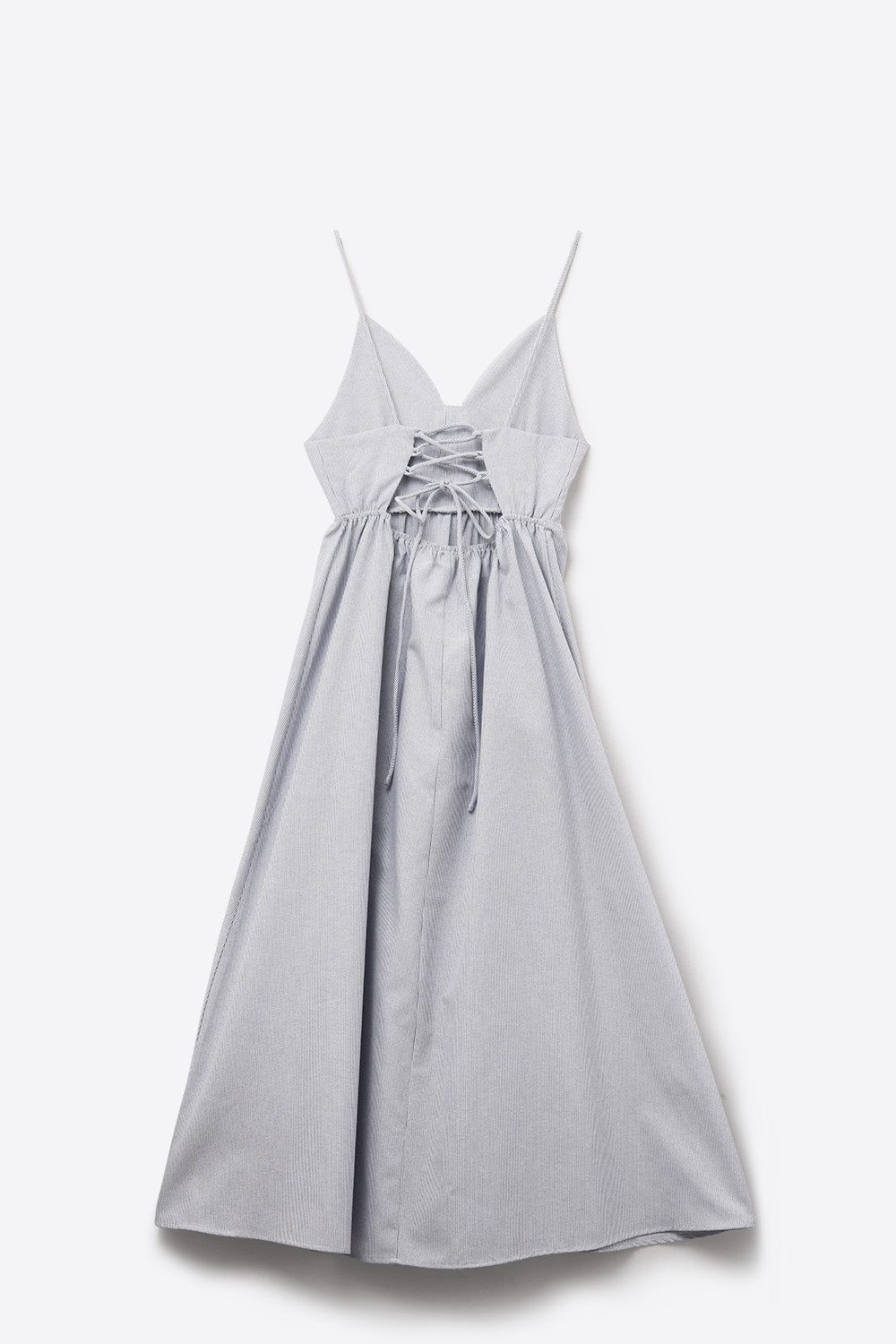 vestido comprido às riscas azuis com alças e alças cruzadas nas costas
