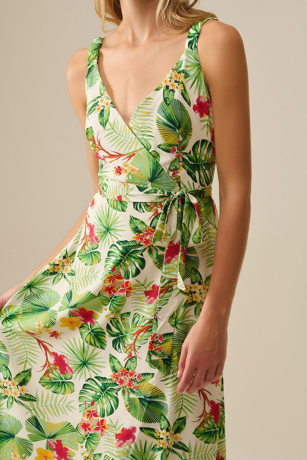 Vestido comprido branco com estampado tropical