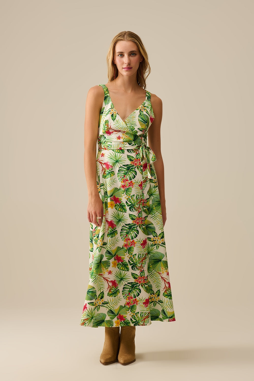 Vestido comprido branco com estampado tropical