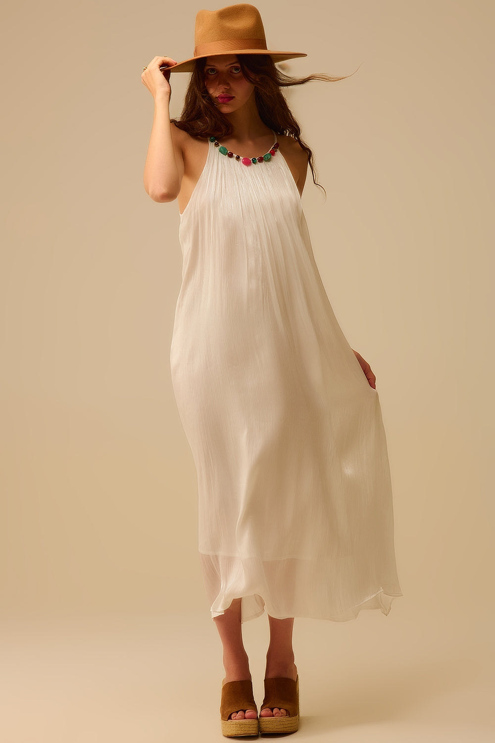 Q2 Vestido comprido branco com pregas e decote com brilhantes