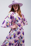 Vestido comprido com mangas de flutter e estampado de flores púrpura