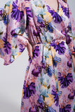 Vestido comprido com mangas de flutter e estampado de flores púrpura