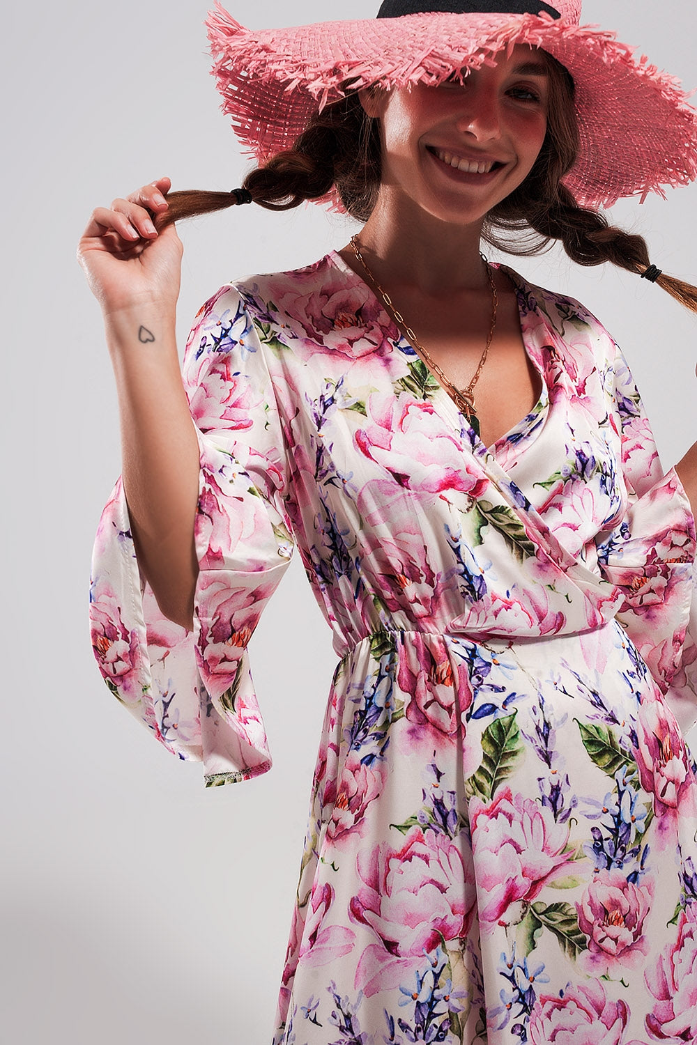 Vestido comprido com mangas de flutter e estampado de flores rosa