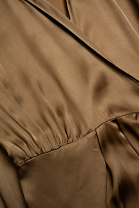Vestido comprido em cetim bege