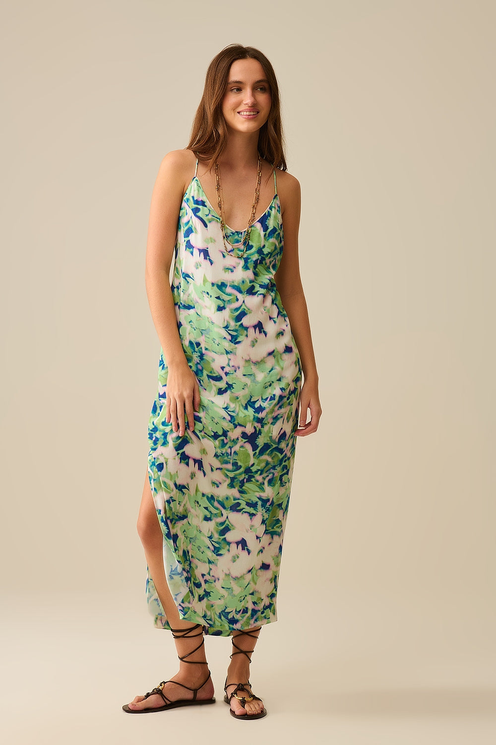 Q2 vestido comprido verde com estampado floral e decote largo nas costas
