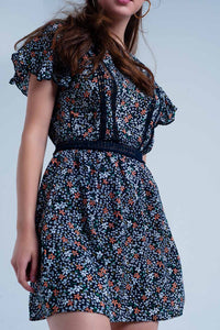 Vestido cor azul marinho dia floral com abertura nas costas