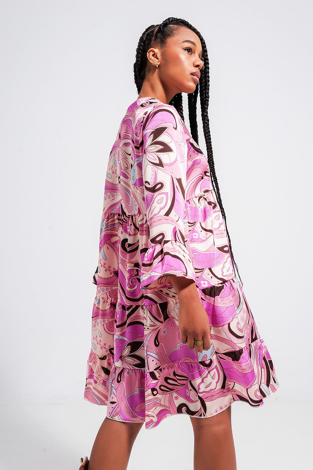 Vestido cor rosa com corte largo e mangas de três quartos de comprimento