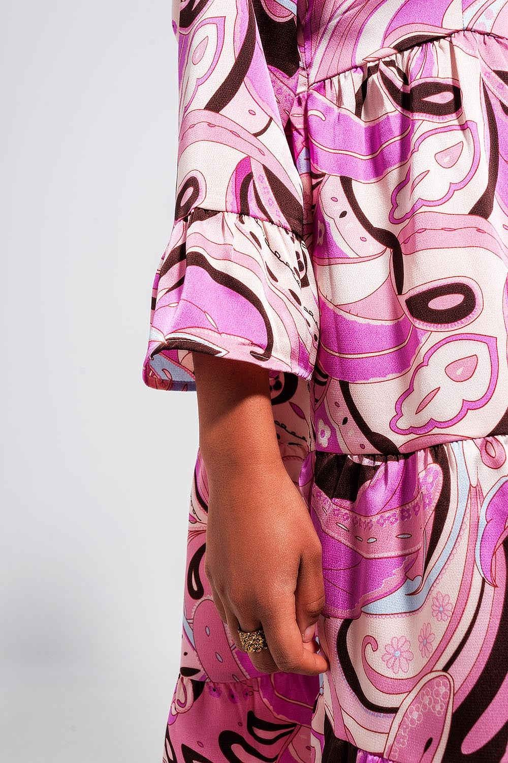 Vestido cor rosa com corte largo e mangas de três quartos de comprimento