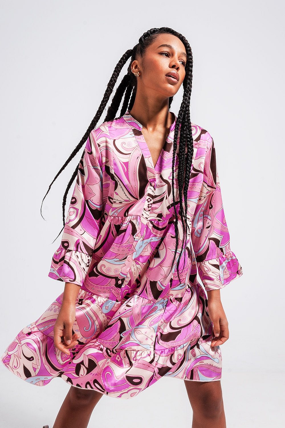 Vestido cor rosa com corte largo e mangas de três quartos de comprimento