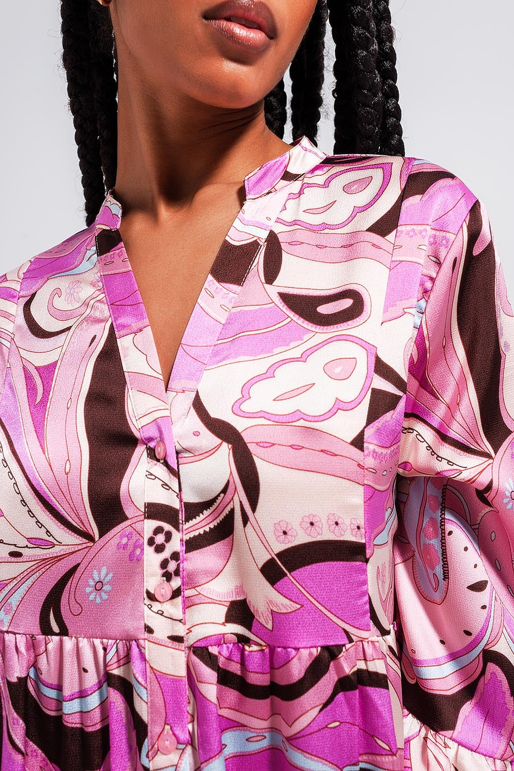 Vestido cor rosa com corte largo e mangas de três quartos de comprimento