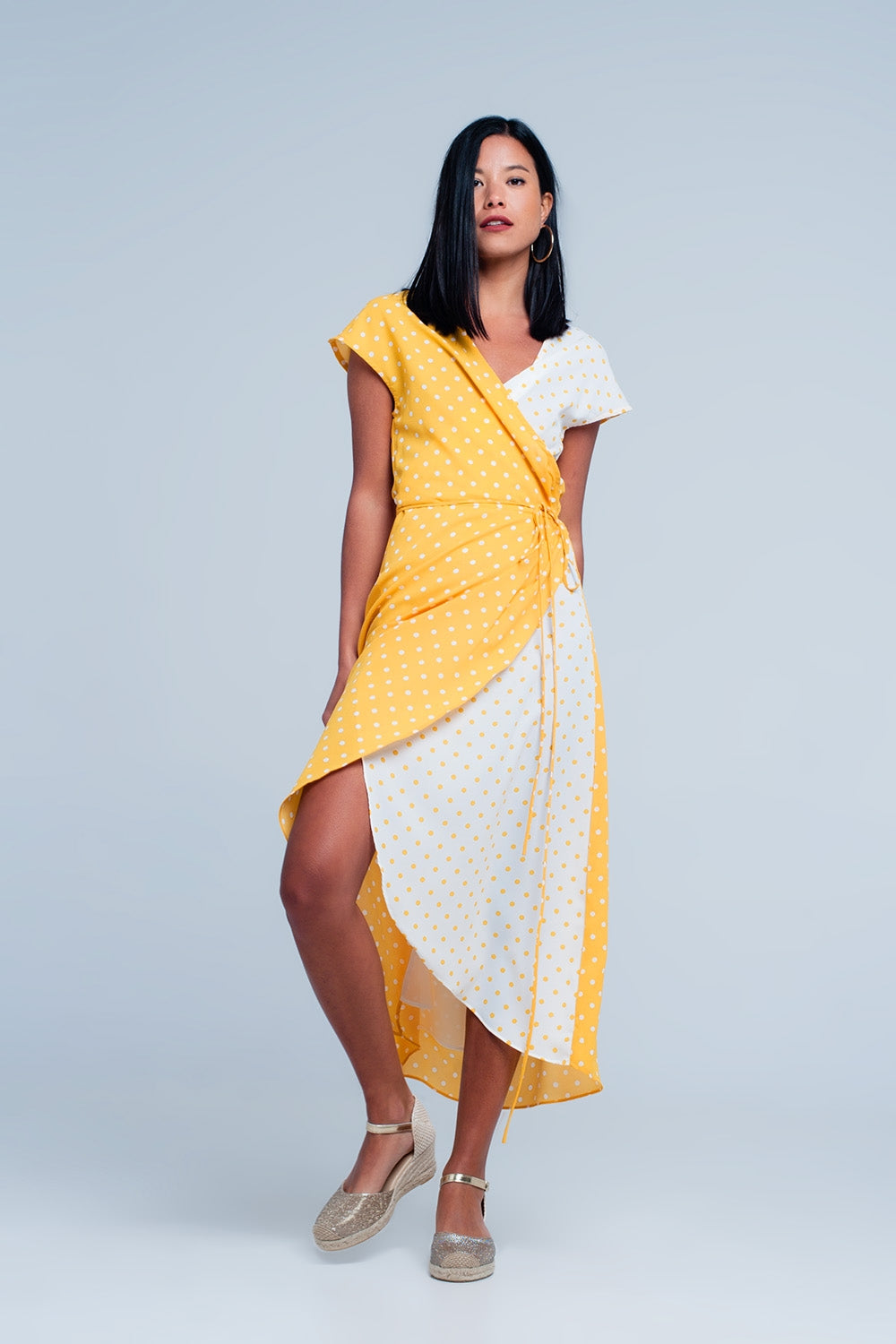 Q2 Vestido cross midi amarelo com estampa de bolinhas