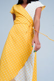 Vestido cross midi amarelo com estampa de bolinhas